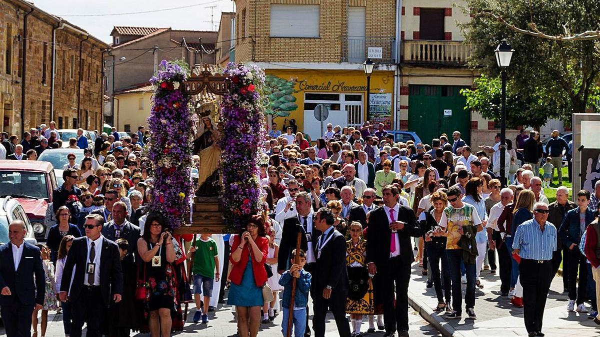 Procesión de la Cofradía de la Virgen del Carmen de Tábara el pasado año. | Ch. S.