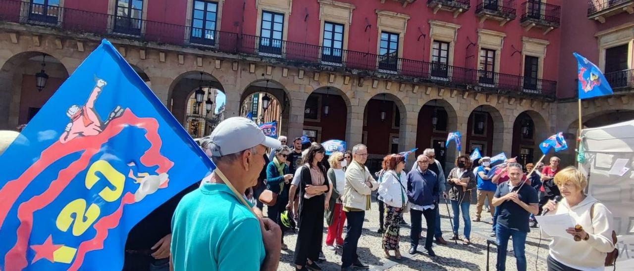 PRotesta por la sanidad pública. Decenas de manifestantes se citaron ayer en plaza Mayor, convocados por la Corriente Sindical de Izquierda (CSI), para protestar contra la “privatización” de la sanidad y el proyecto de construcción del hospital de Quirón en Nuevo Gijón. |  | IRENE SIRGO