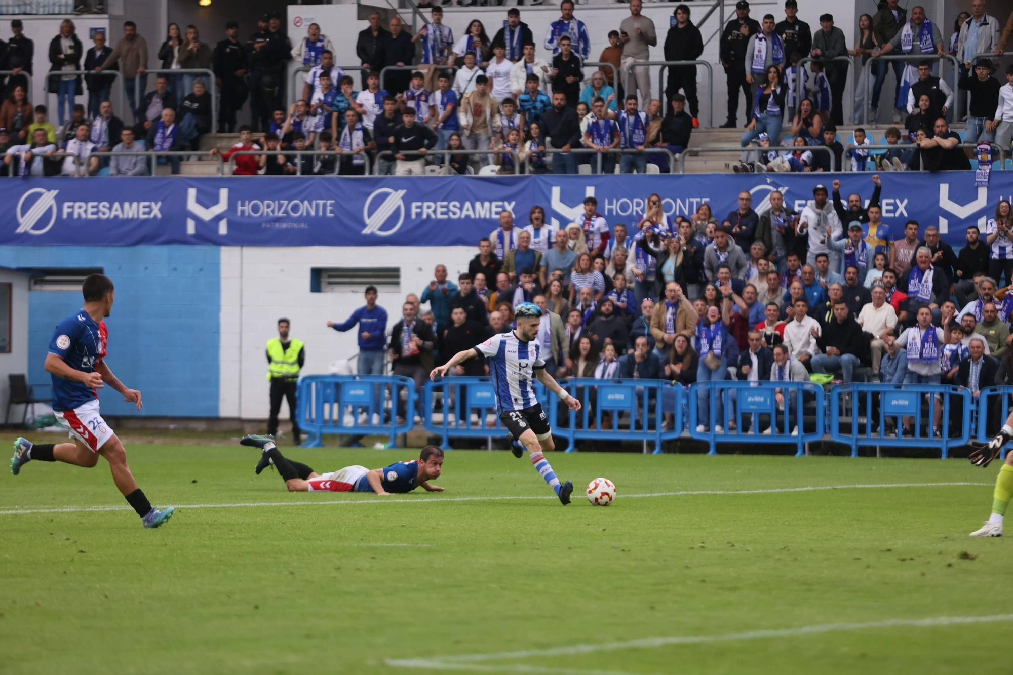 EN IMÁGENES: La final por el ascenso entre Avilés y Rayo Majadahonda vivida en el Suárez Puerta