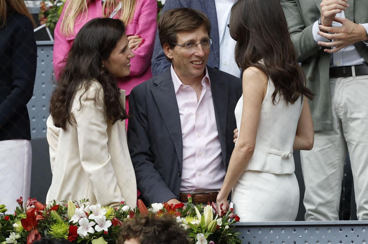 El alcalde de Madrid, José Luis Martínez-Almeida, antes del partido de la final individual masculino del torneo Mutua Madrid Open de tenis, entre el tenista italiano Jannik Sinner y el tenista alemán Alexander Zverev, este domingo en la Caja Mágica en Madrid.