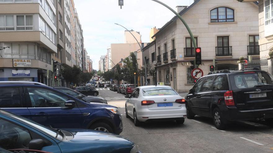 Los vecinos critican el parking en batería de la avenida de Os Mallos: “el bus las pasa canutas”