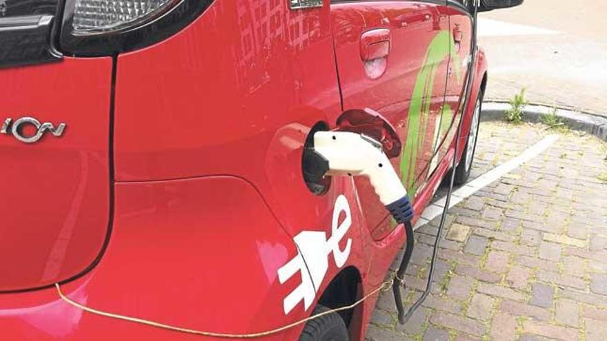 Un coche recarga sus baterías eléctricas.