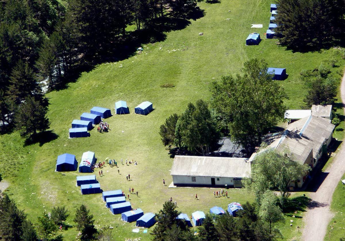 Tiendas de campaña en un campamento de verano en el pirineo aragonés.