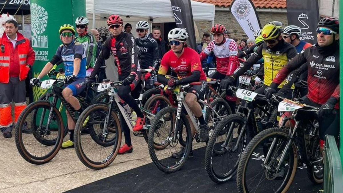 Los ciclistas se preparan para tomar la salida. | Diputación de Zamora