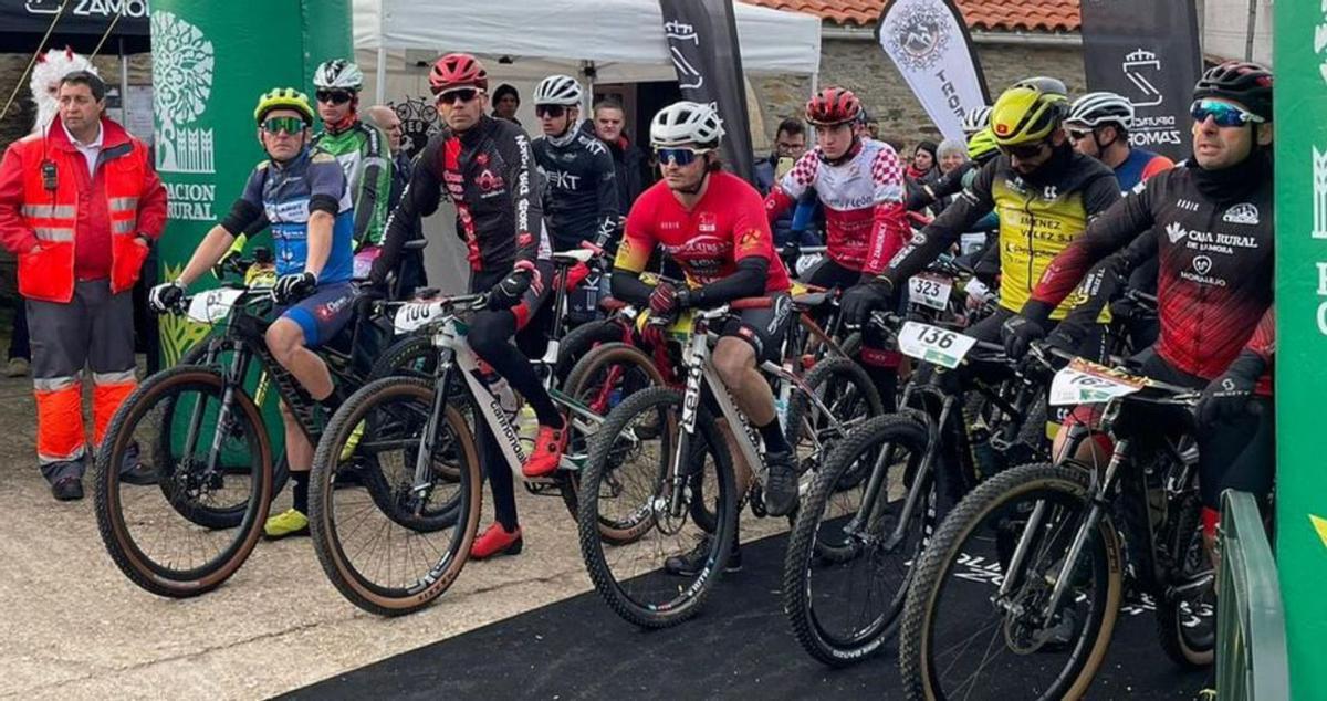 Los ciclistas se preparan para tomar la salida. | Diputación de Zamora