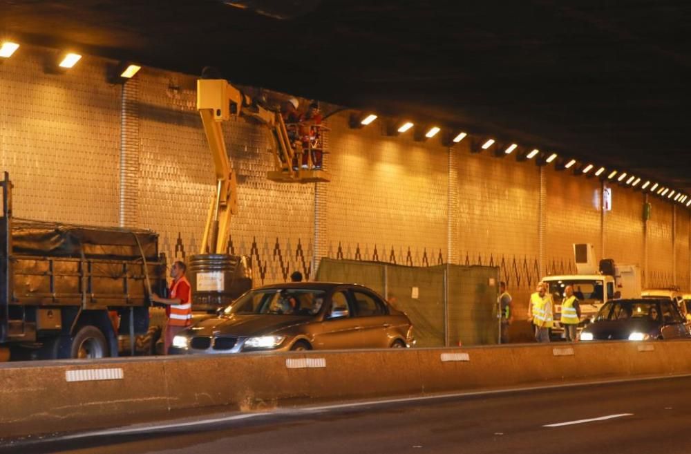 Un desprendimiento de azulejos corta una salida del túnel de Beiramar