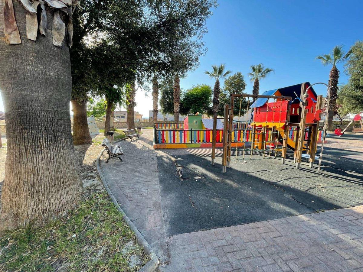 Zona de juegos infantiles del parque Beat Pare Ferreres de l'Olleria.