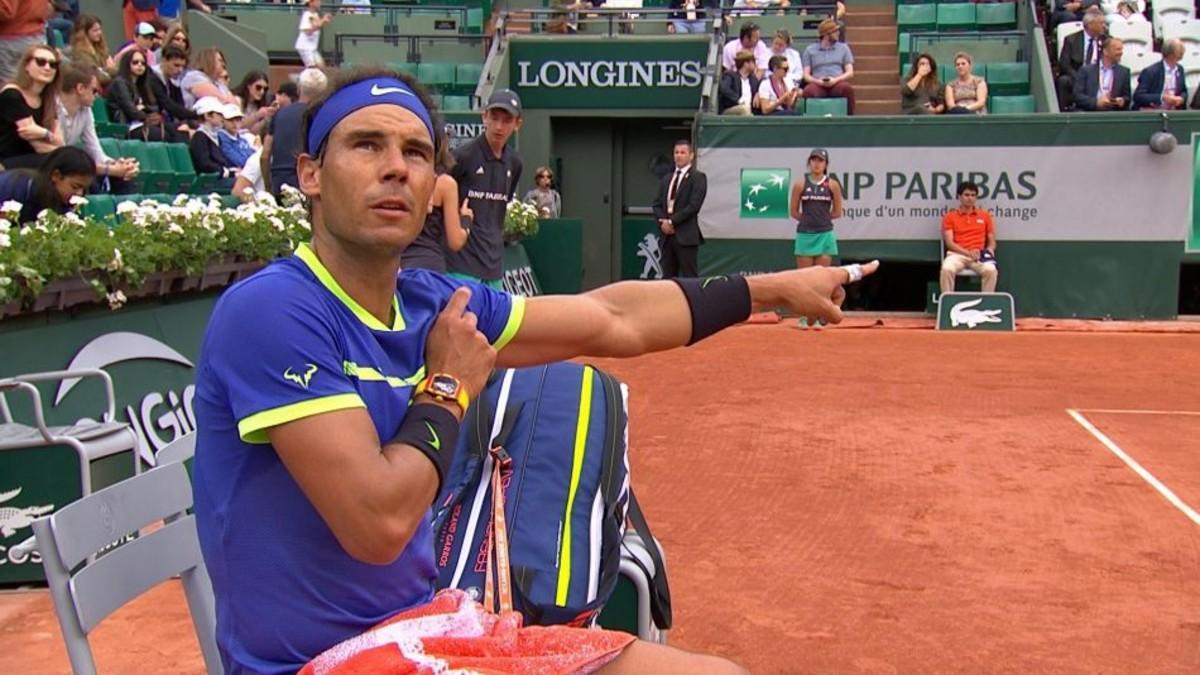 Nadal distute con el juez de silla Carlos Ramos durante su partido contra Bautista.