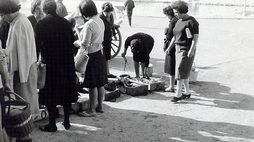 Imagen retrospectiva de un grupo de pescaderas en plena faena en el municipio de PollenÃ§a.