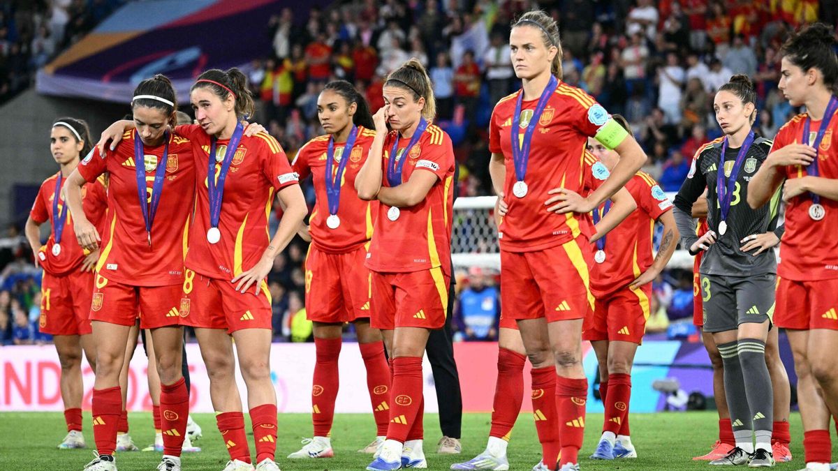 Aitana Bonmati, Mariona Caldentey, Salma Paralluelo, Alexia Putellas, Irene Paredes, Adriana Nanclares y Lucia Garcia se lamentan tras la derrota frente a Inglaterra.