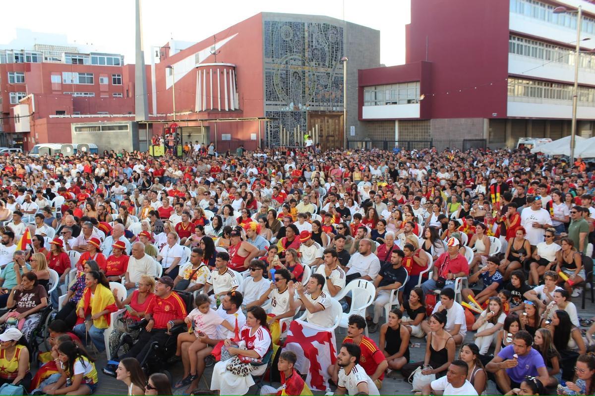 La plaza del Pilar se vistió de gala para apoyar a España en la semifinal mundialista