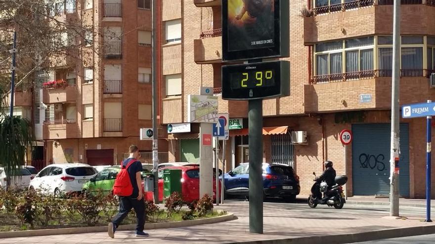 Los termómetros callejeros ya han rozado hoy los 30 grados