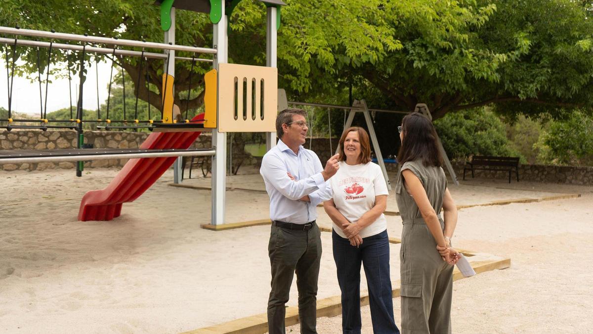 El alcalde de Ontinyent y la regidora de Parques y Jardines en la visita a uno de los espacios infantiles.