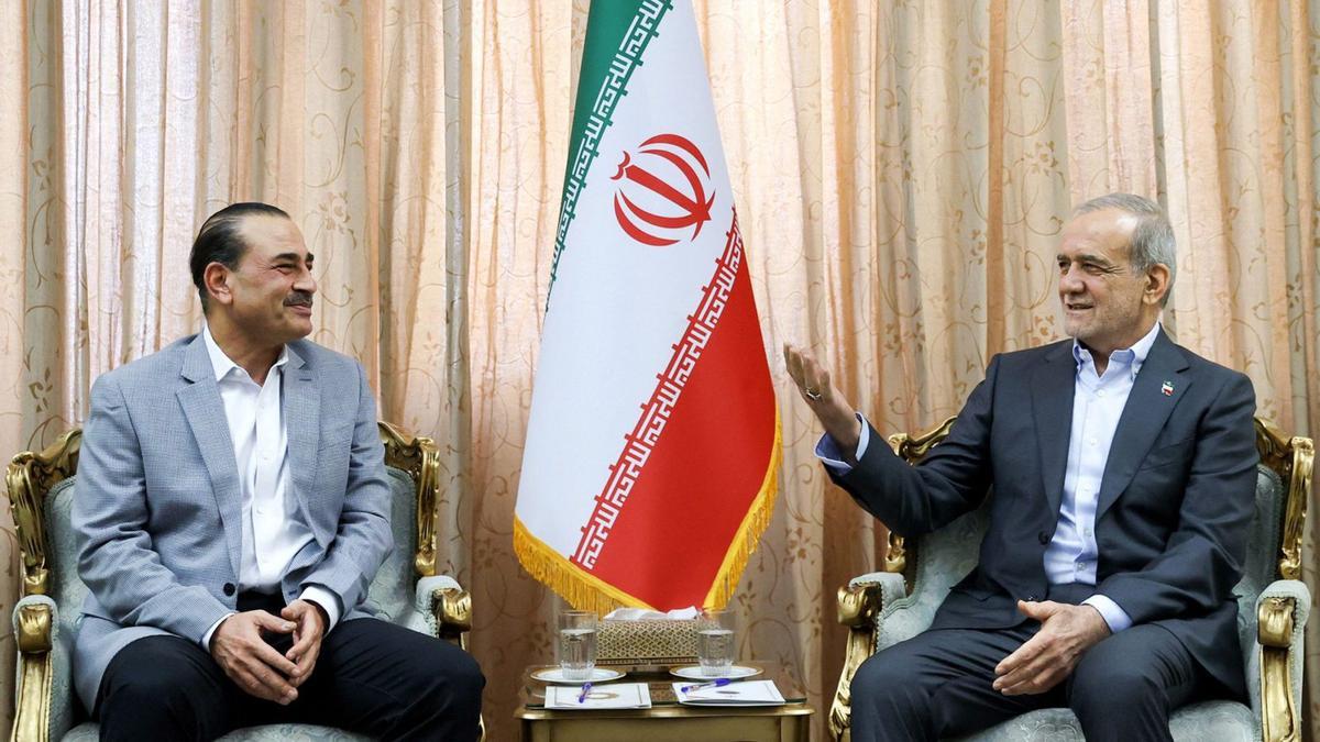 El president de l’Iran, Masoud Pezeshkian (dreta), conversa amb el cap de l’Exèrcit del Pakistan, Syed Asim Munir, dissabte a Teheran. | AFP / PRESIDÈNCIA DE L’IRAN