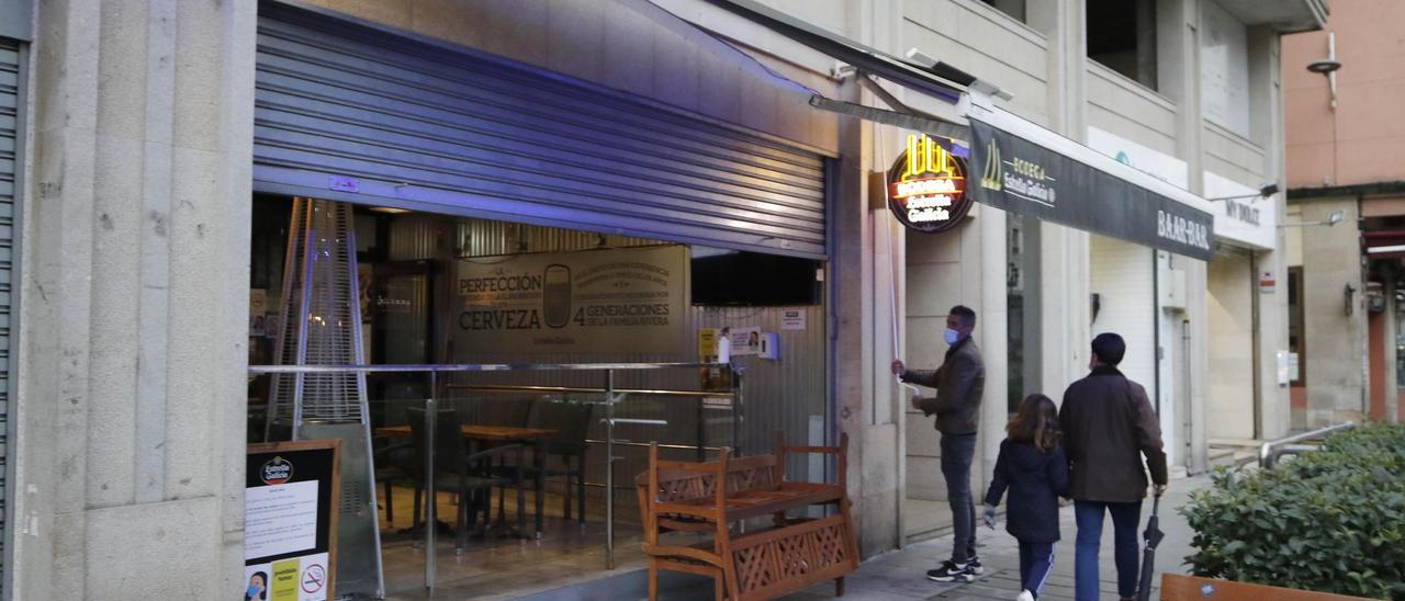 Reapertura de un bar en Vigo durante una desescalada anterior.