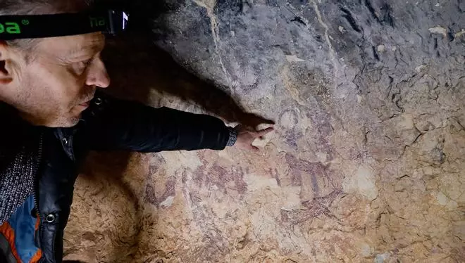 Imágenes de la visita nocturna a las pinturas rupestres de la Sarga