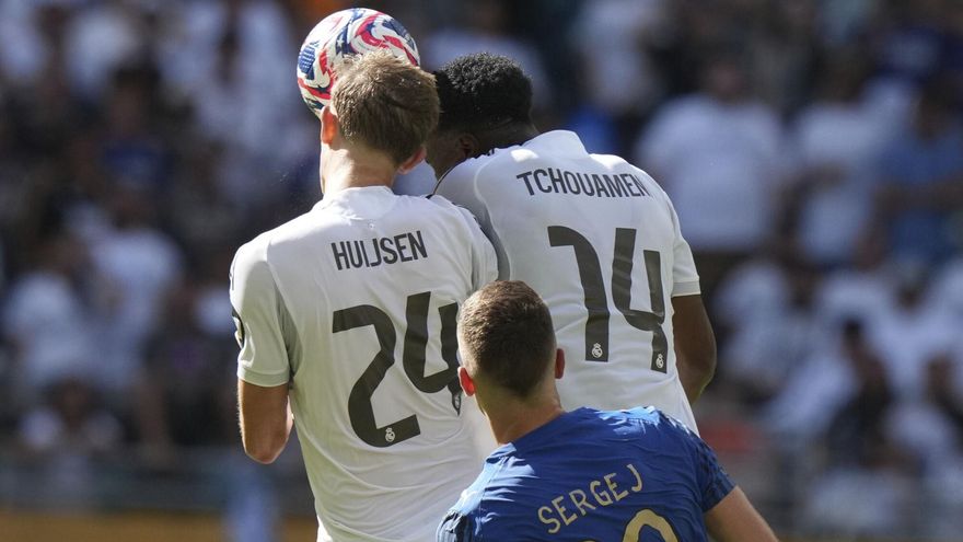 Dean Huijsen y Aurelien Tchouameni en el partido ante el Al-Hilal.