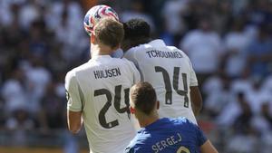 Dean Huijsen y Aurelien Tchouameni en el partido ante el Al-Hilal.