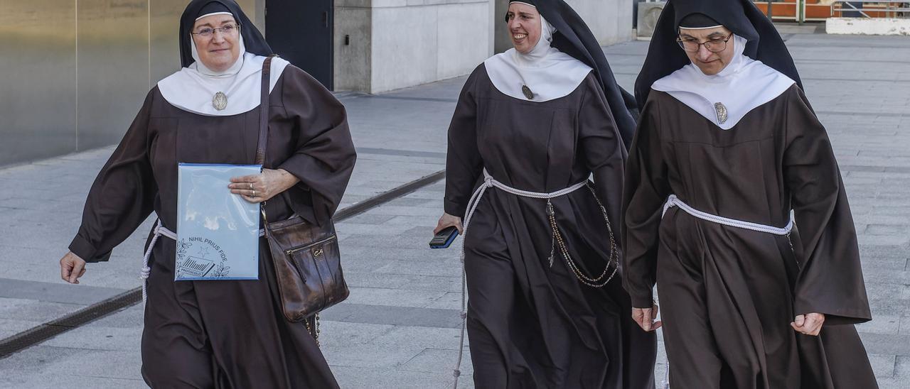 Las monjas de Belorado (Burgos) venden trufas por teléfono y a espaldas de la Iglesia