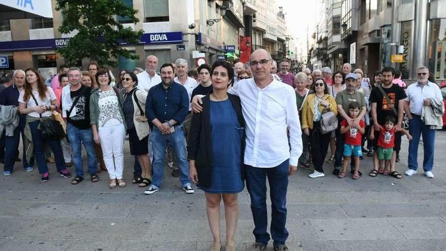 Avia Veira y Francisco Jorquera, con militantes del BNG asistentes a la asamblea celebrada ayer.