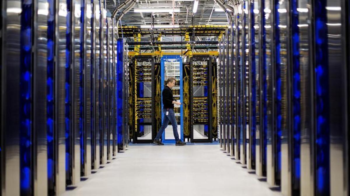 Imagen de un centro de datos de Microsoft, que planea instalar tres de estos grandes almacenes de información en la provincia de Zaragoza..