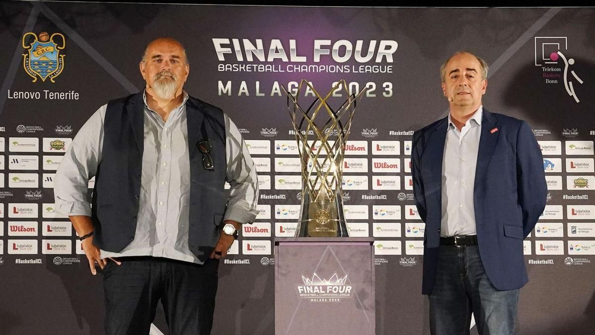 Aleksandar Dzikic y Txus Vidorreta, ayer, junto al trofeo de campeón de la BCL.