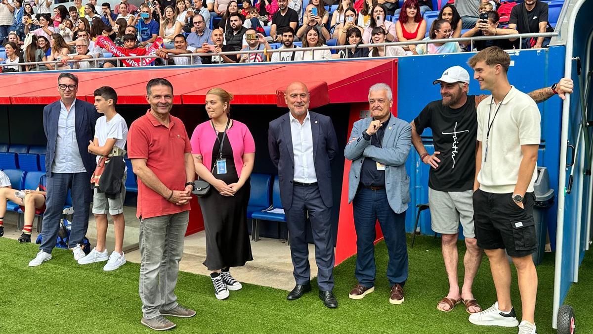El diputado y alcalde de Cervelló, José Ignacio Aparicio, el directivo Josep-Ignasi Macià, el presidente de la Agrupació Lluís Monràs, el exjugador Miguel Ángel Lozano y el futbolista del juvenil Héctor Rangel estuvieron en esta jornada de clausura