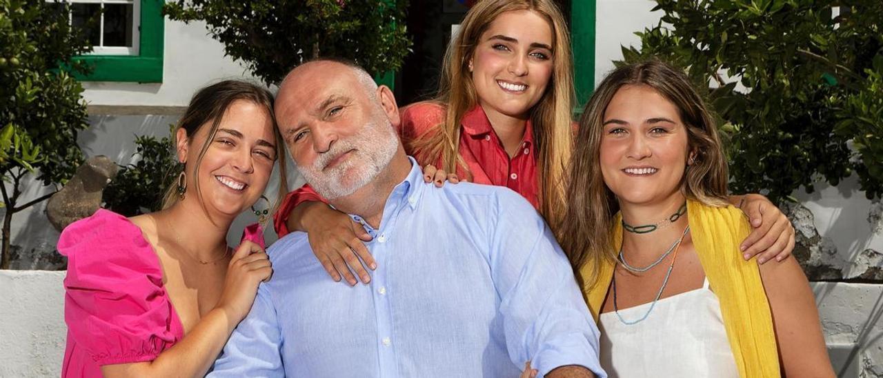 El chef José Andrés con sus hijas.