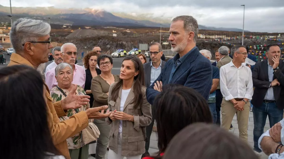 Los Reyes escuchan quejas por la lentitud de la reconstrucción de La Palma