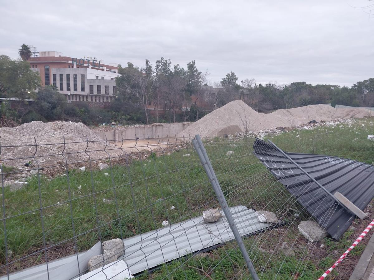 Derrumbre del esqueleto que ha permanecido durante años en la parcela donde ahora se ubicará el nuevo hotel.