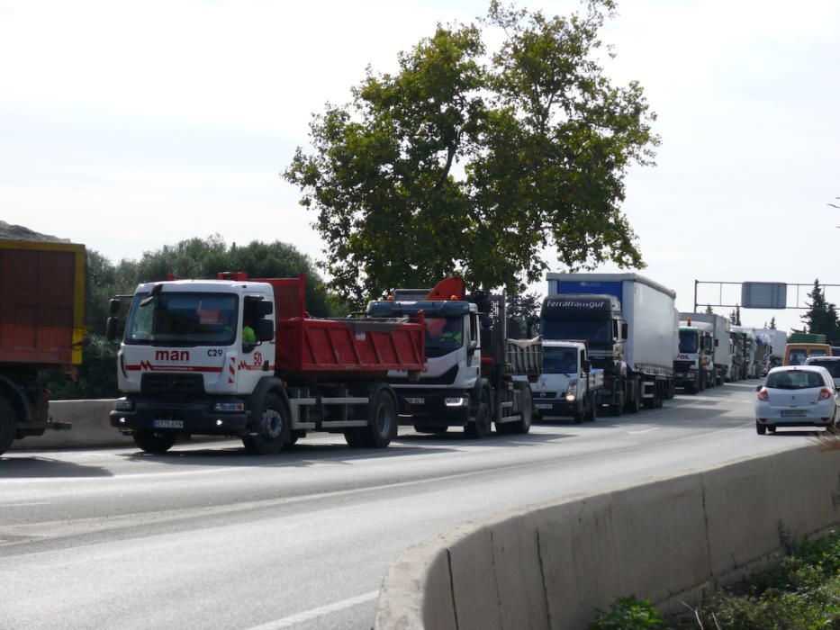 Atasco monumental en la entrada a Son Reus por un camión volcado