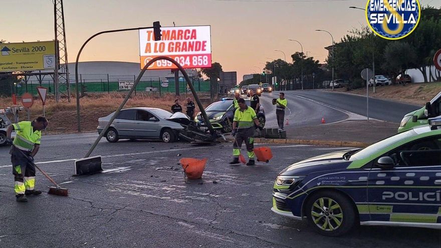 La Policía busca al conductor que se dio a la fuga tras chocar con un semáforo en Alcosa