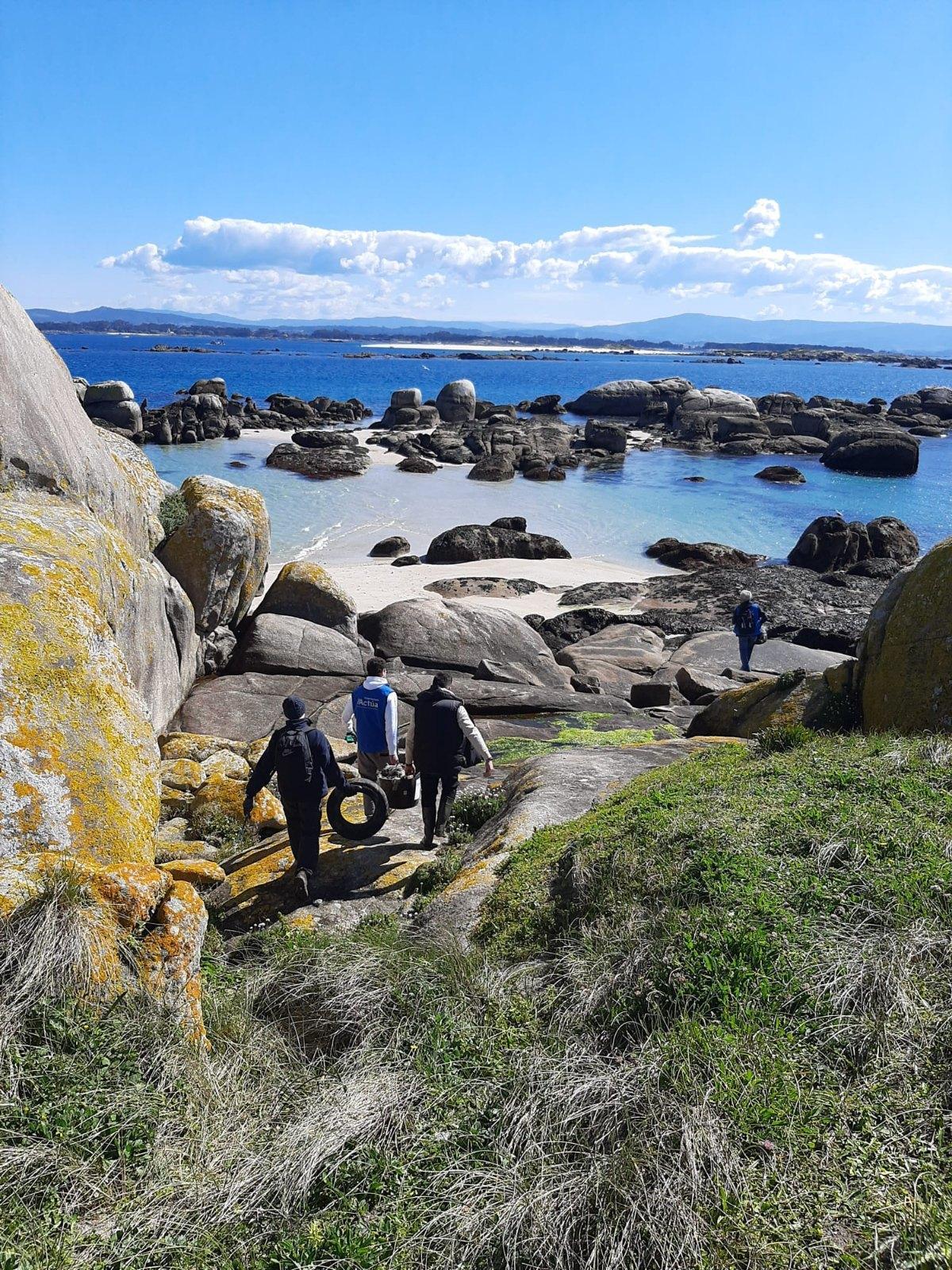 Así se elimina basura en los fondos marinos y la costa del islote Guidoiro Pedregoso.