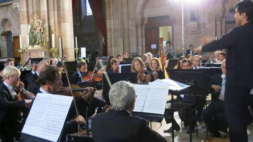 Fieles y melómanos llenan la basílica de Covadonga para escuchar a la OSPA