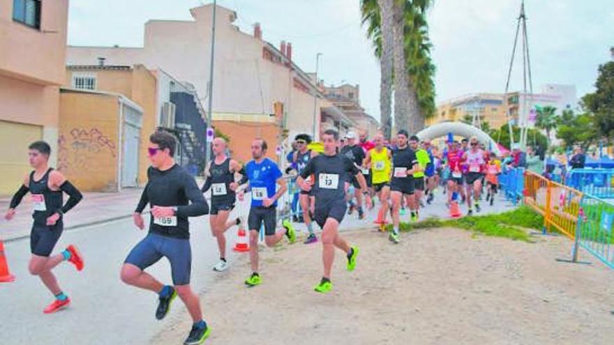 Esta tradicional cita fue amenizada por los cientos de disfraces que traían los participantes para competir al mejor trofeo de disfraz. |