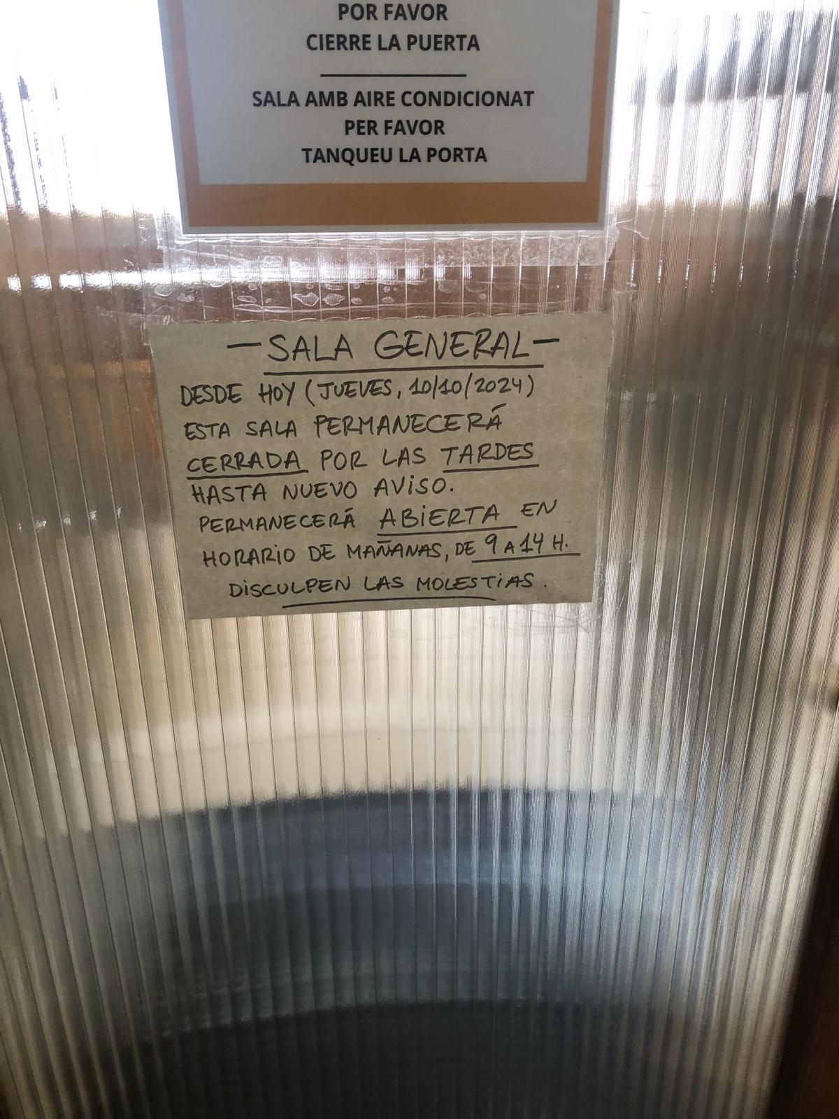 Cartel con el último cierre por las tardes de la biblioteca