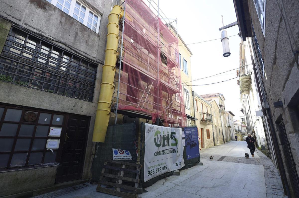 Rehabilitación de un edificio entero para uso hotelero en la calle García Flórez del casco histórico de Pontevedra.