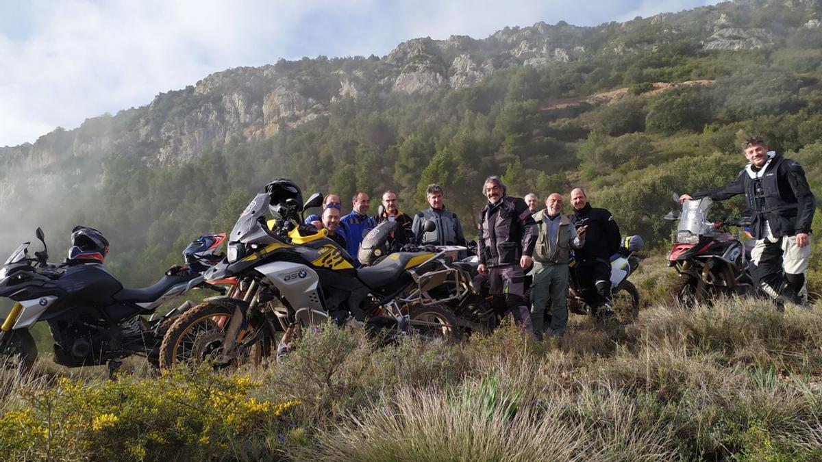 El grupo de la Ruta 47 reunido en las alturas del Pirineo oscense.