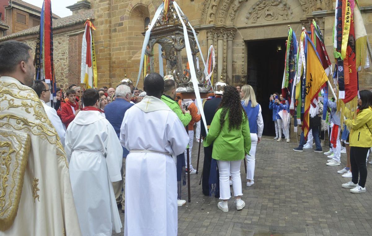 Las peñas llevando la Virgen de la Vega en procesión, hasta Santa María, en una edición anterior.
