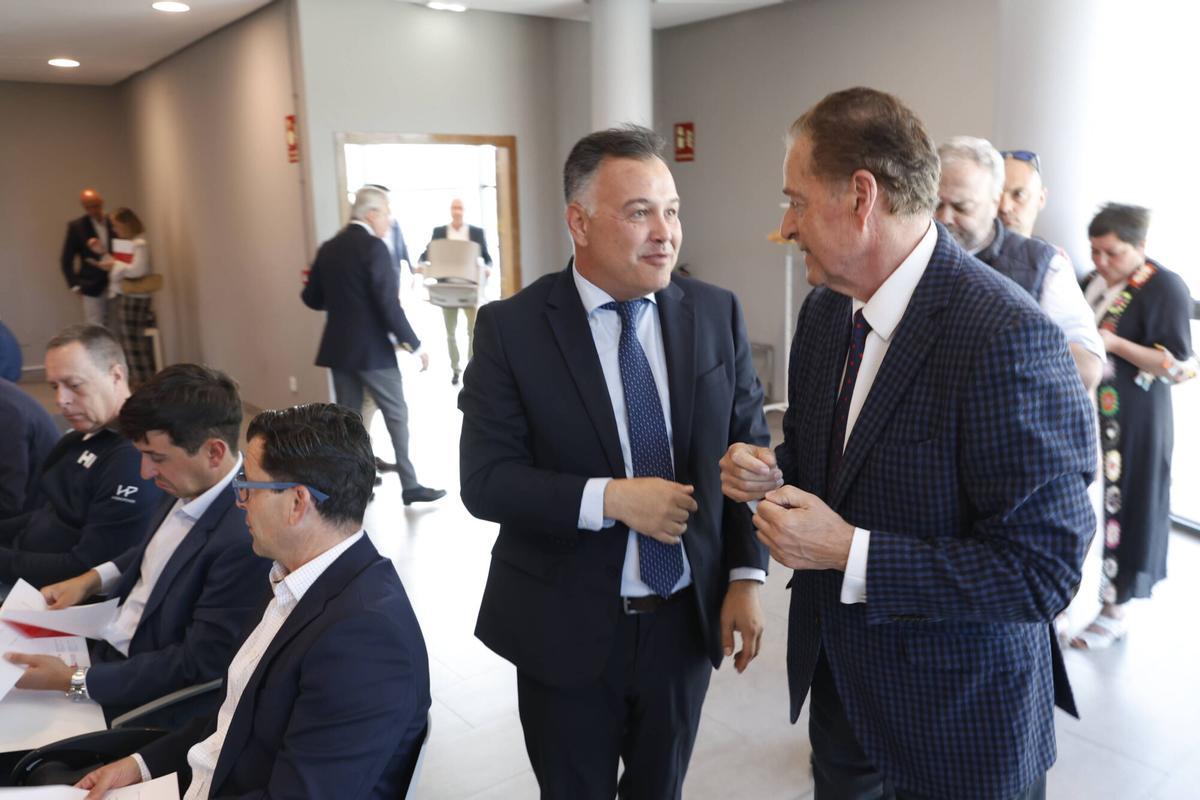 Inicio del plenario de la Cámara de Comercio de Gijón en donde se elegirá a Félix Baragaño como presidente.