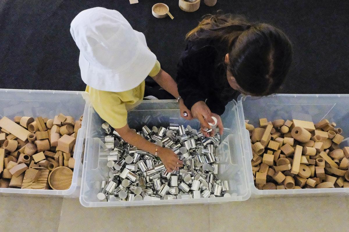 Los niños escogen las piezas que van a utilizar.