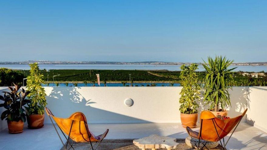 El bungalow perfecto está en Torrevieja: con terraza, piscina y vistas a la laguna rosa