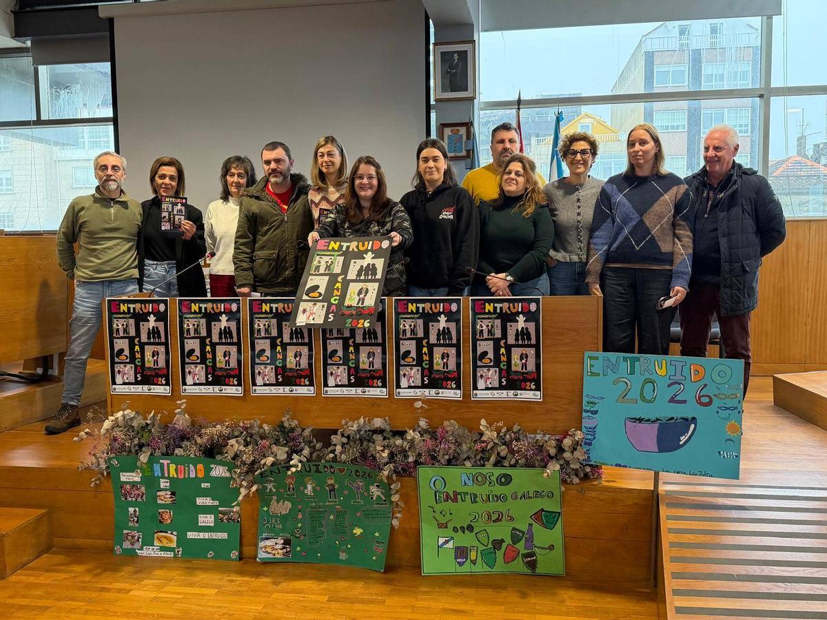 Representantes do Concello de Cangas e de colectivos participantes no Entruido, na presentación do programa de actividades.