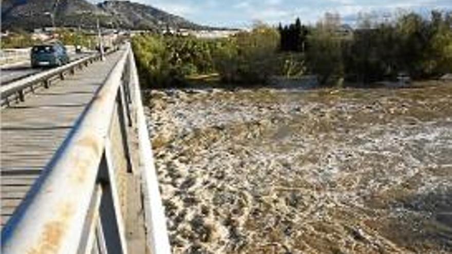 Una imatge del riu Ter al seu pas pel pont de Torroella de Montgrí.