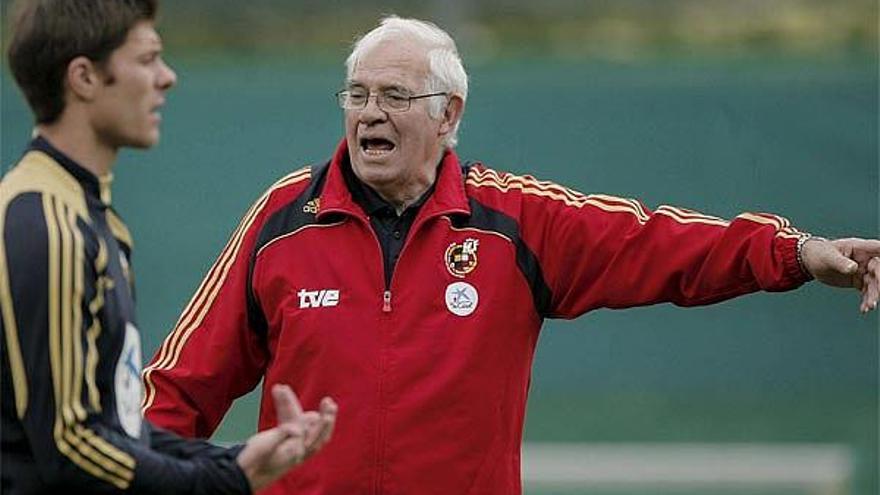 El seleccionador español, Luis Aragonés (d), da instrucciones al centrocampista Xabi Alonso durante el entrenamiento que la seleccion española ha celebrado esta tarde en la localidad austriaca de Neustift, preparatorio para el tercer partido del grupo D de la Eurocopa que les enfrentará el miércoles a Grecia en Salzburgo.