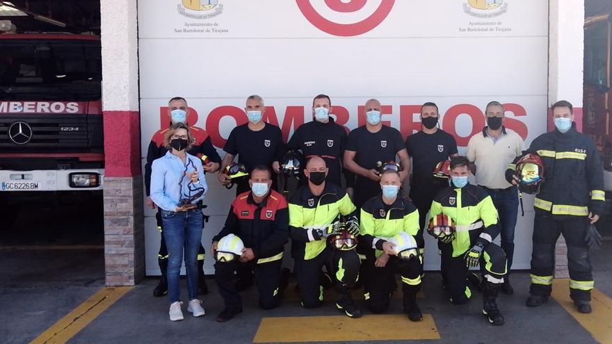 Los bomberos de Maspalomas estrenan uniformes y trajes de gala tras una  inversión de 64.859 euros - La Provincia