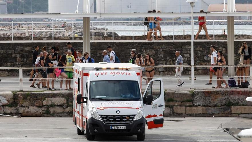 La ambulancia en la escuela náutica que atendió al menor.