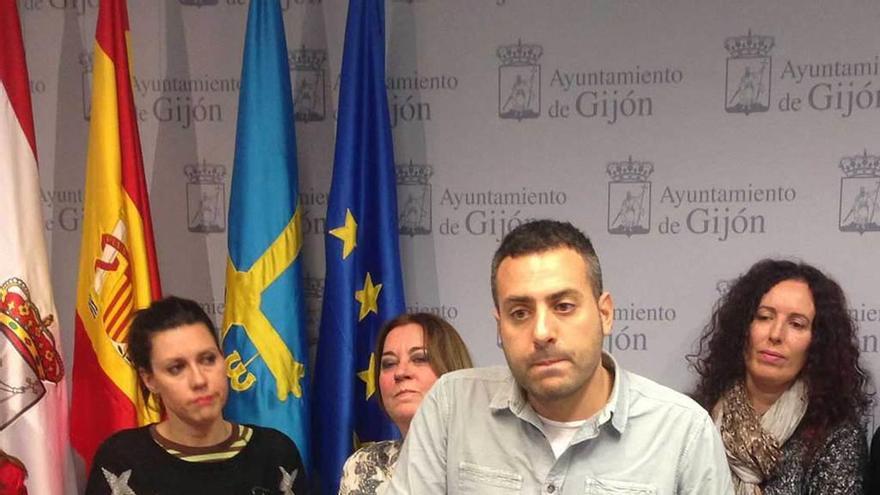 Rodrigo Fernández, junto al grupo municipal, en la sala de prensa del Ayuntamiento.