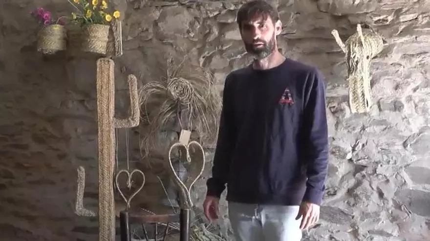 Ángel Melo en su taller de Valverde del Fresno