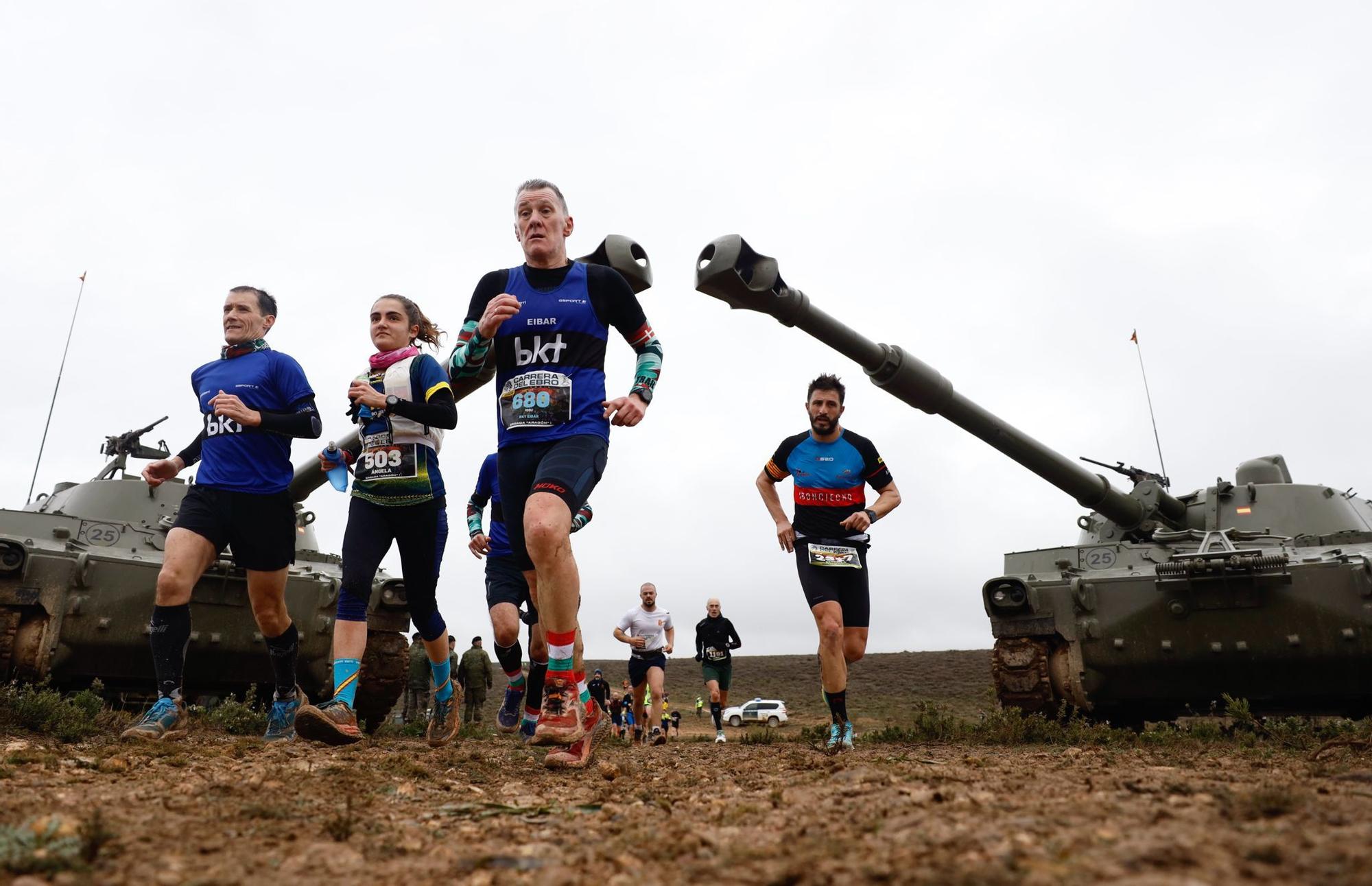 En imágenes | La lluvia no desanima a los participantes de la Carrera del Ebro